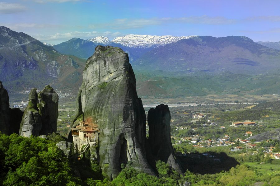 Monastères de Météores sur des formations rocheuses en Thessalie