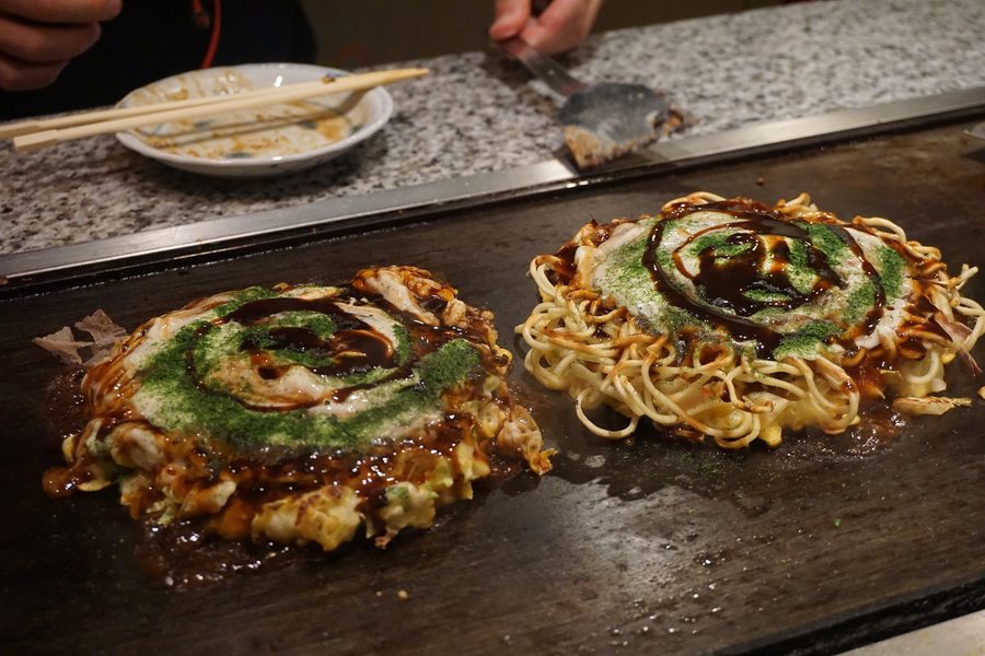Okonomiyaki sur une plaque teppan à Osaka