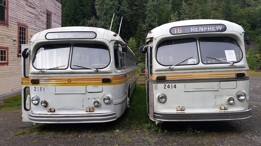 Anciens trolleybus dans la localité minière historique de Sandon en Colombie-Britannique