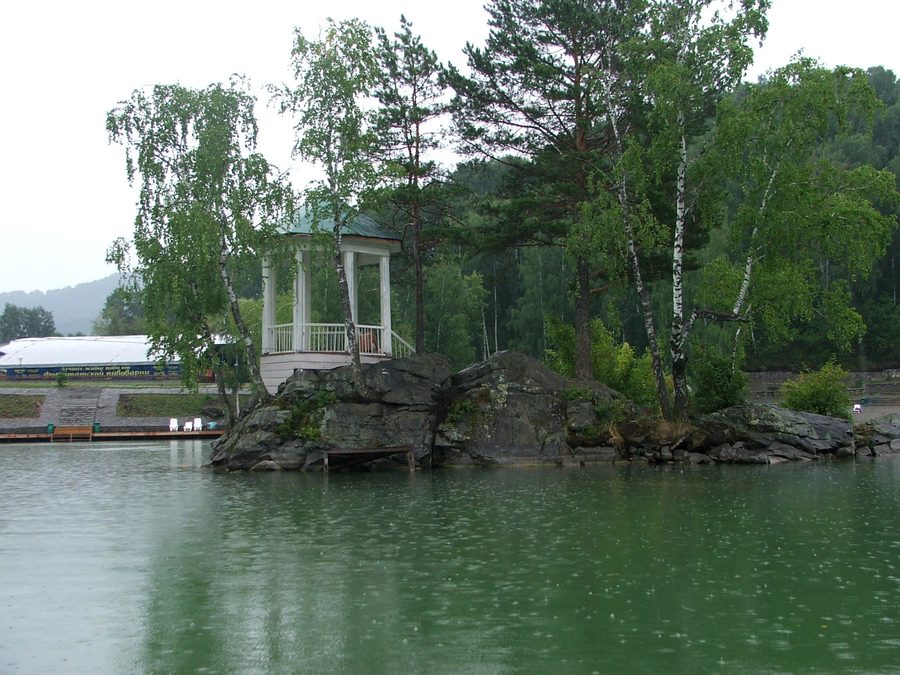 Le lac Aya avec un petit pavillon sur une île dans le kraï de l'Altaï.