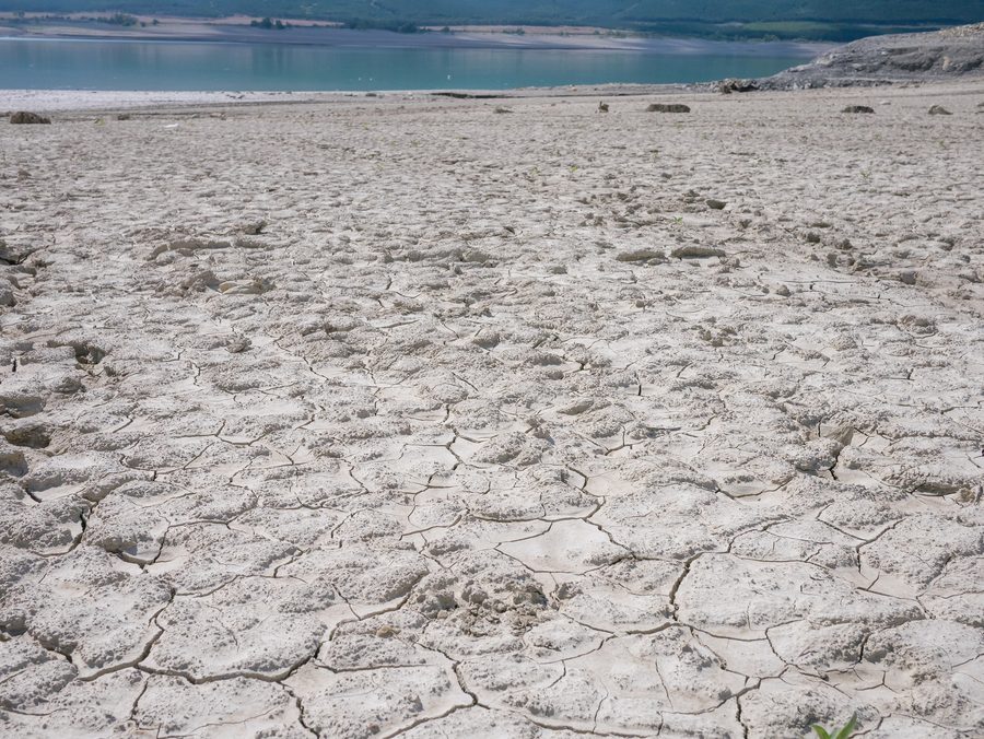 Niveau d’eau bas au réservoir de Yesa en Aragón, Espagne