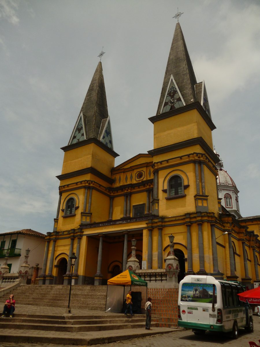 Église sur la place principale de Santo Domingo, dans l’Antioquia