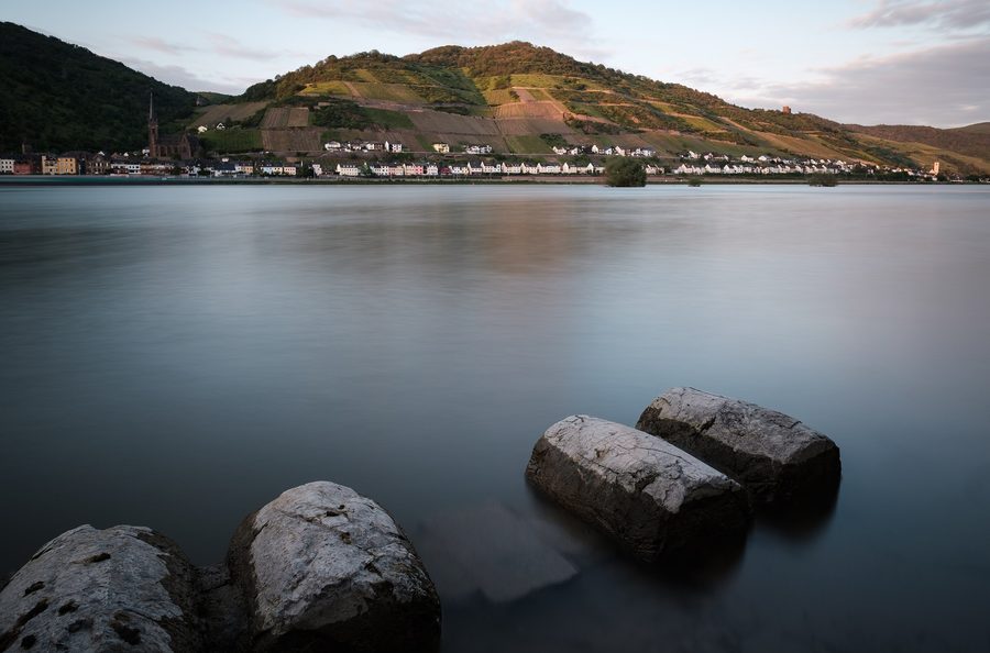 Vue sur Lorchhausen et Lorch depuis la rive gauche du Rhin entre Rheindiebach et Bacharach