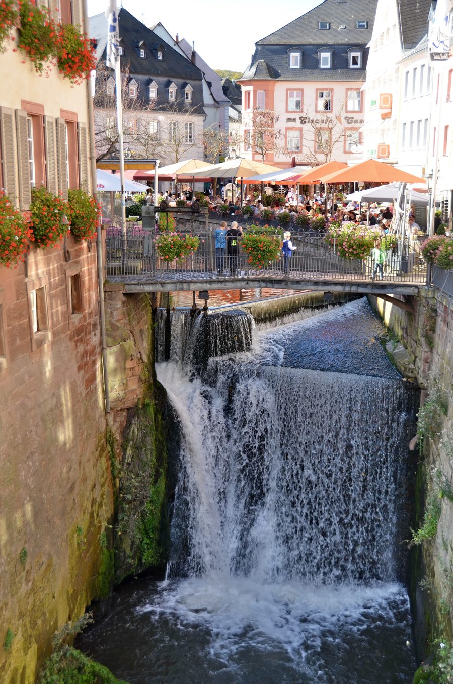 Cascade célèbre à Saarburg avec des visiteurs par une journée d’automne ensoleillée
