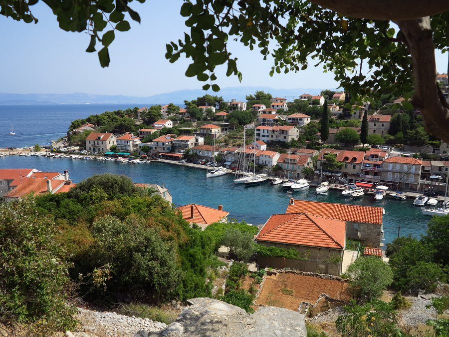 Côté est de la baie de Stomorska sur Šolta avec littoral et vue sur l'eau