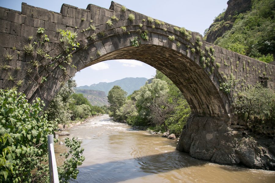 Pont historique de Sanahin dans les environs d’Alawerdi en Arménie