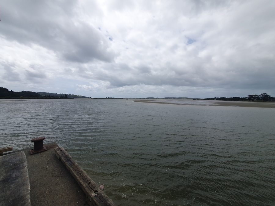 Le port de Whangateau vu depuis le quai de Big Omaha dans la région d’Auckland, Nouvelle-Zélande