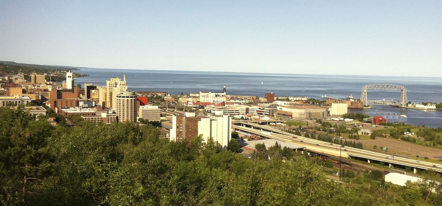 Le centre-ville de Duluth et la ligne de rive du lac Supérieur