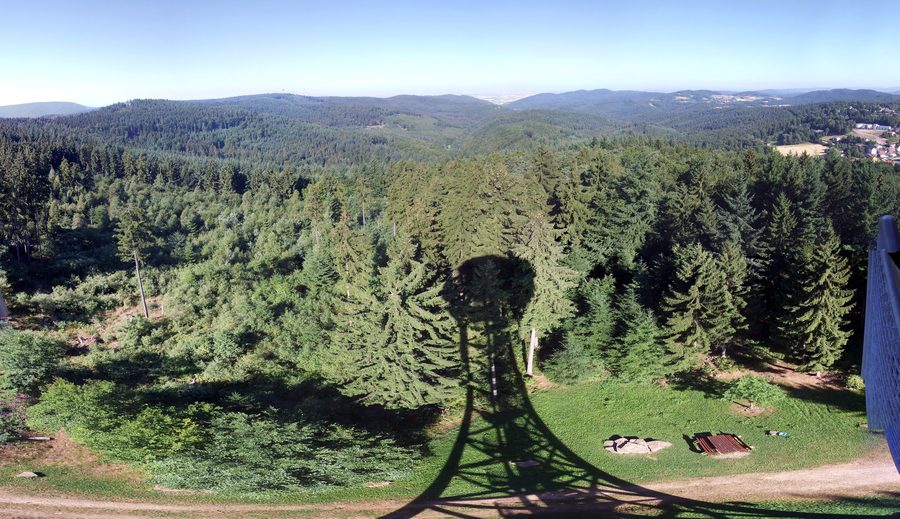 Vue depuis la tour Teltschik sur le Königstuhl, le Weißen Stein et la plaine du Rhin