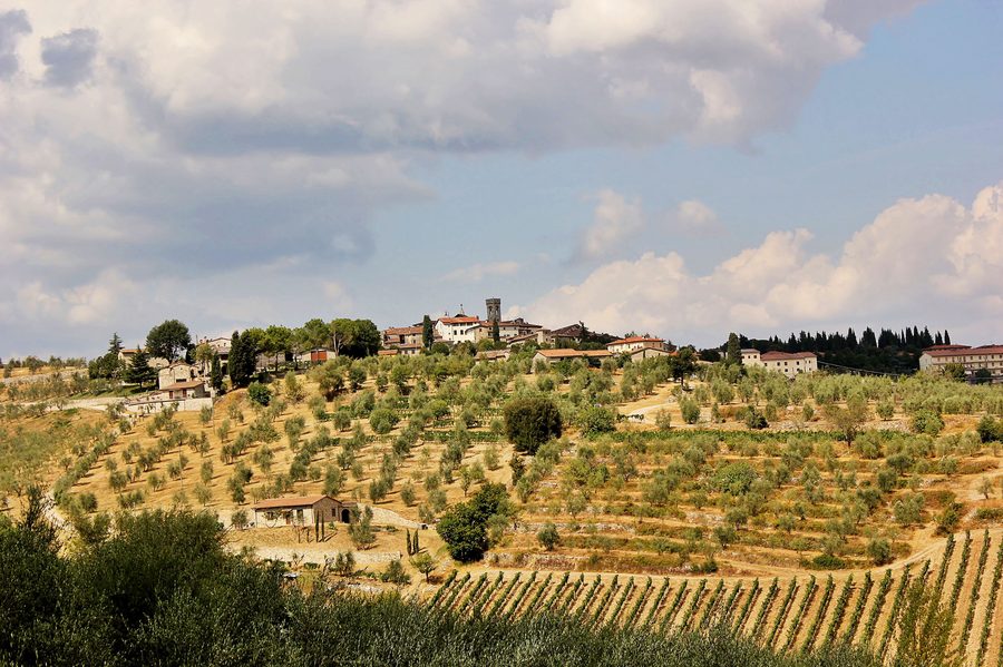 Un village dans les collines du Chianti en Toscane.