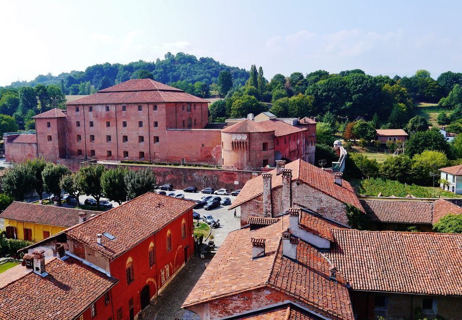 Vue depuis la tour civique de Saluzzo vers la forteresse et la cité haute historique