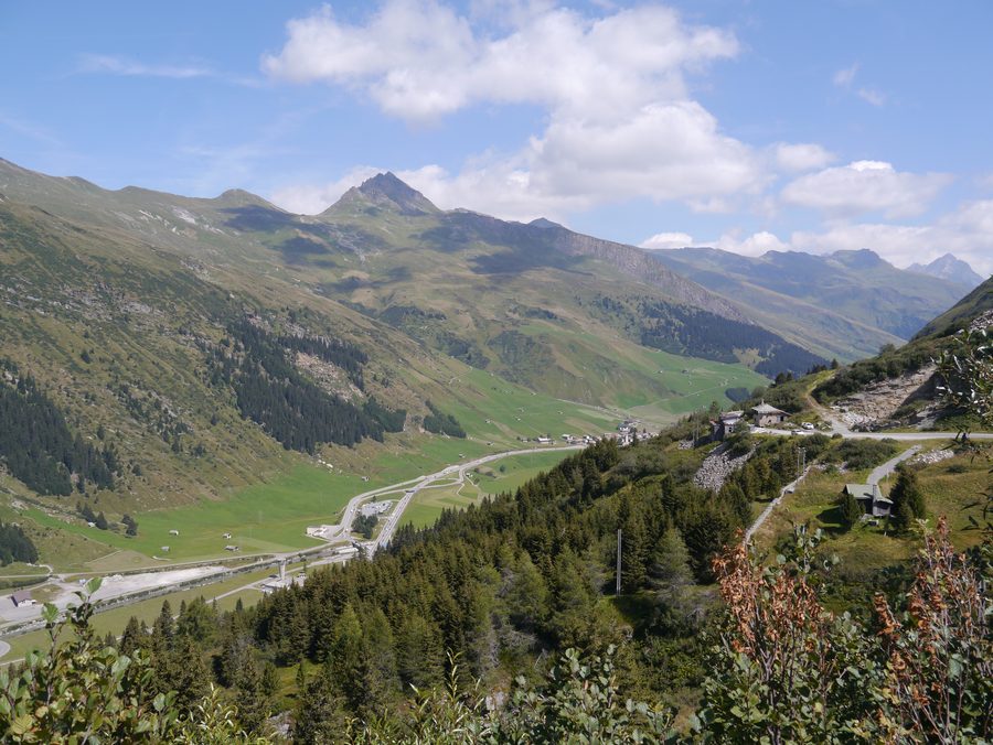 Col du San Bernardino dans le paysage alpin des Grisons.