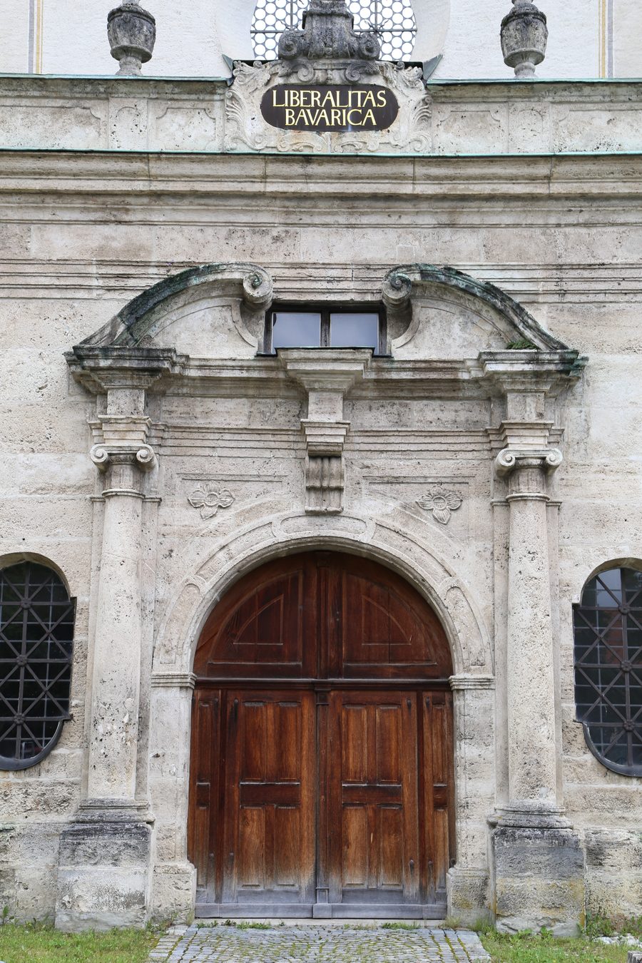 Portail de l’église paroissiale Heilig Kreuz à Polling