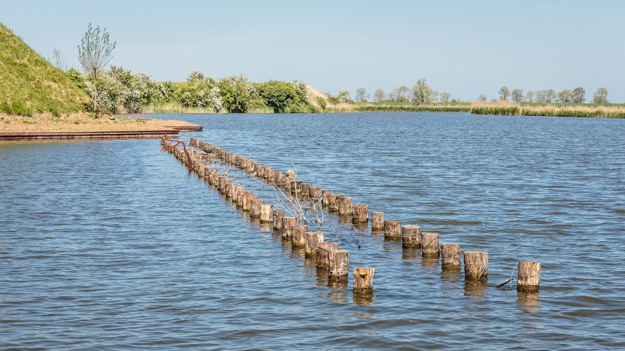 Vue depuis le rempart oriental de la fortification sur le fossé de la forteresse à Muiden